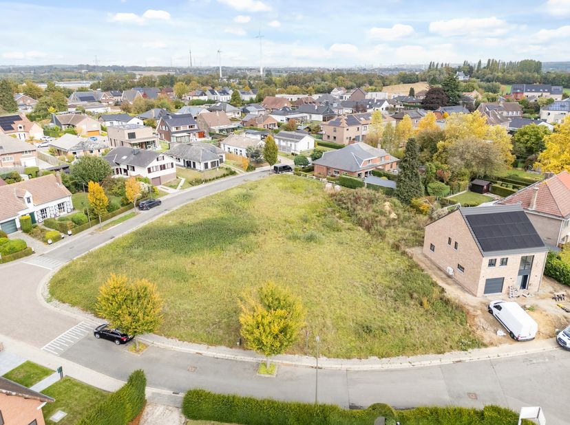Het perceel is gelegen op een rustige locatie in Lembeek in de residentiële wijk "Kriekeveld".<br />
De bouwgrond is een ideale uitvalsbasis met alle