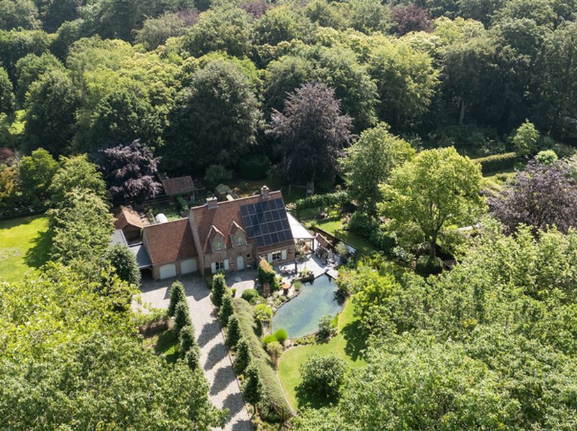 Vous recherchez l’équilibre parfait entre nature, luxe et habitat économe en énergie ? Cette propriété d’exception vous offre une occasion unique de p