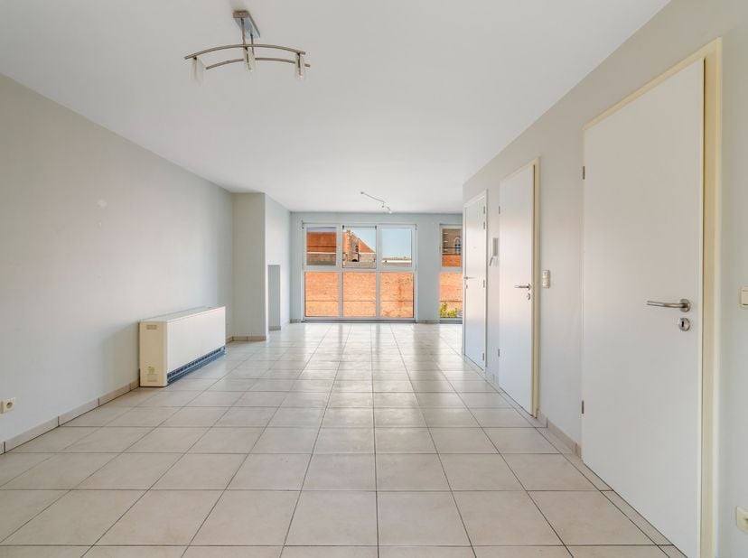 Dit duplex appartement is gelegen in een kleinschalige residentie met slechts 3 appartementen.<br />
<br />
Het situeert zich in een zijstraat van de