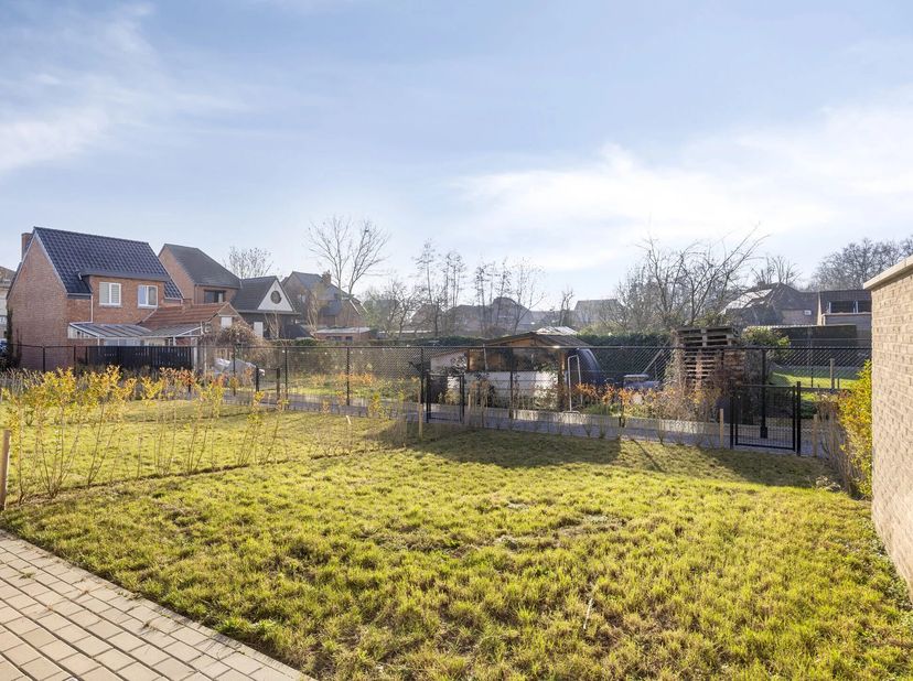 LAATSTE WONING IN PROJECT MILDA : VOLLEDIG INSTAPKLARE EN VERRASSEND RUIME WONING VAN 170M² MET 3 SLPK IN HASSELT<br />
Centraal gelegen tussen Hassel
