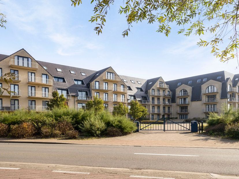Dans cette élégante résidence de villas, juste à côté du Royal Ostend Golf Club, située dans un environnement calme et verdoyant à deux pas de la plag