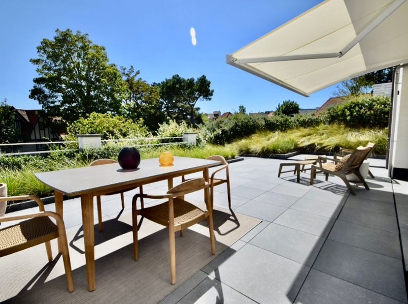 Subliem tuinappartement met zonneterras van 72 m² in een karaktervolle villaresidentie in een paadje in het Zoute, op enkele stappen van het Albertple