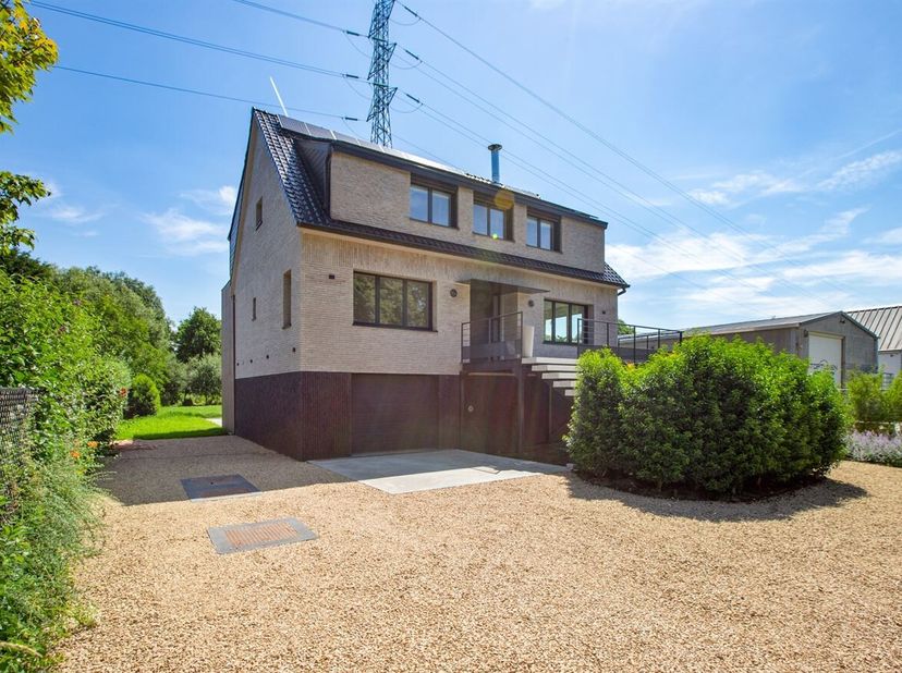 Gelegen aan de Wijgmaalsesteenweg in Wilsele (Leuven), bevindt deze woning zich op een uitstekende locatie met een vlotte verbinding naar het centrum