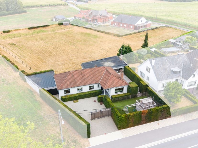 Deze ruime bungalow aan de Waregemseweg 117 in Wortegem-Petegem biedt alle comfort op het gelijkvloers en is praktisch ingedeeld.<br />
U betreedt de