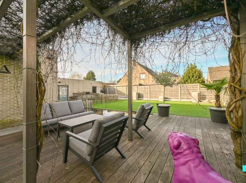 Nabij het centrum van Izegem bevindt zich deze ruime en karaktervolle woning met een bewoonbare oppervlakte van maar liefst 330 m² (volgens EPC-attest