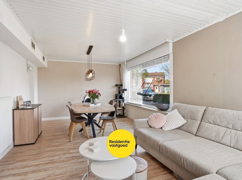 In het centrum van Loppem, gelegen in een rustige woonwijk, vindt u deze halfopen bebouwing op een perceel van 195 m². De woning biedt een praktische