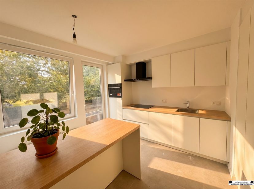 Cette maison de 2 chambres à coucher offre une surface habitable d'environ 85 m² et présente un agencement bien pensé avec la possibilité de la rénove