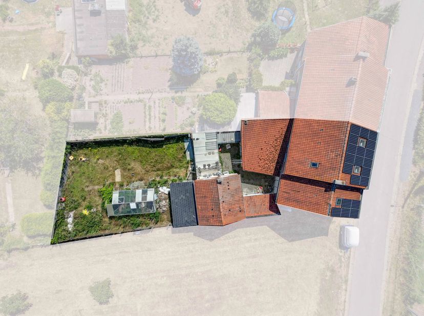 Deze ruime woning ligt in het rustige Gingelom, zeer landelijke, met toch het centrum van Sint-Truiden op een kwartier en de oprit van de E40 op slech