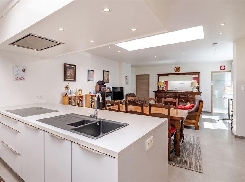 Bent u op zoek naar een instapklare woning met 3 slaapkamers, garage en een centrale ligging in Moerbeke? Dan is deze woning zeker een bezoek waard!<b