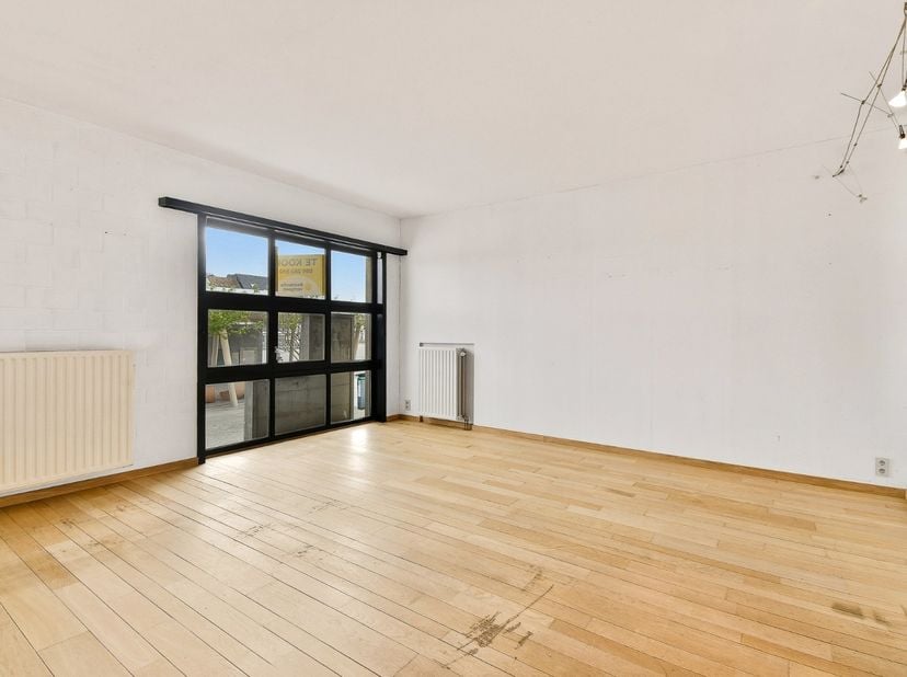 Deze ruime bel-etagewoning is centraal gelegen in het hart van Middelkerke en biedt een verrassende combinatie van ruimte, comfort en veelzijdigheid.