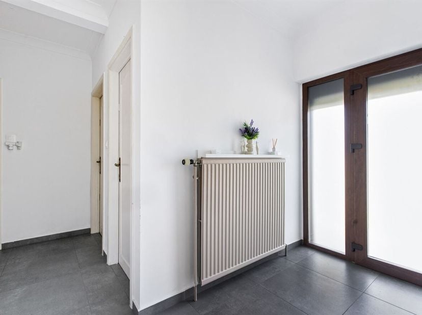 Welkom aan de Moleneindeweg 8 in Zonhoven, waar ruimte, comfort en een uitstekende ligging hand in hand gaan. Deze verzorgde gezinswoning bevindt zich