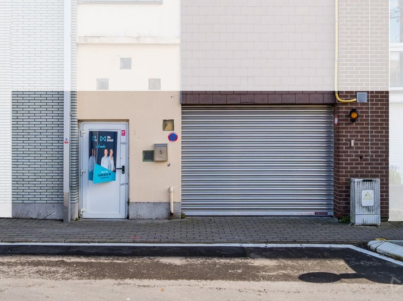 Espace entrepôt / parking à vendre, idéalement situé en plein centre de Waremme, à deux pas de la rue commerçante Joseph Wauters.<br />
Le bien dispos
