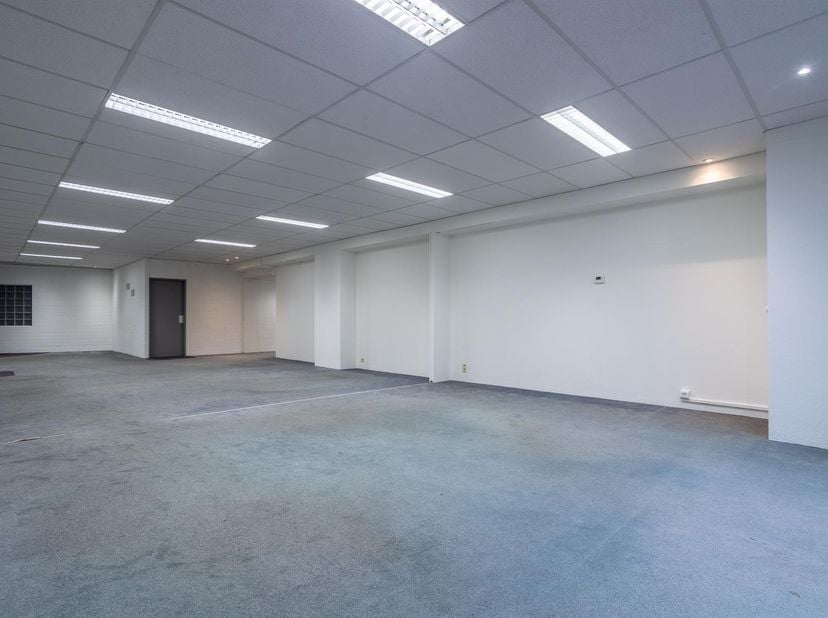 De ligging van dit magazijn is ideaal, centraal in het bedrijvencentrum HOEK 76 te Boom, gelegen tegenover het Provinciaal Recreatiedomein De Schorre