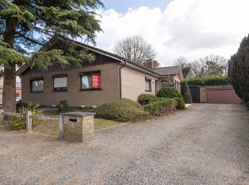 BUNGALOW MET TUIN -<br />
Deze te renoveren woning is een vrijstaande bungalow met ruime garage en tuin op een perceel van 623 m². <br />
De woning om