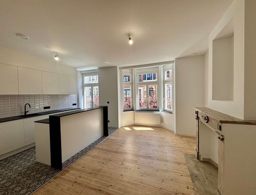                                         Appartement te huur in Elsene, € 1.300
