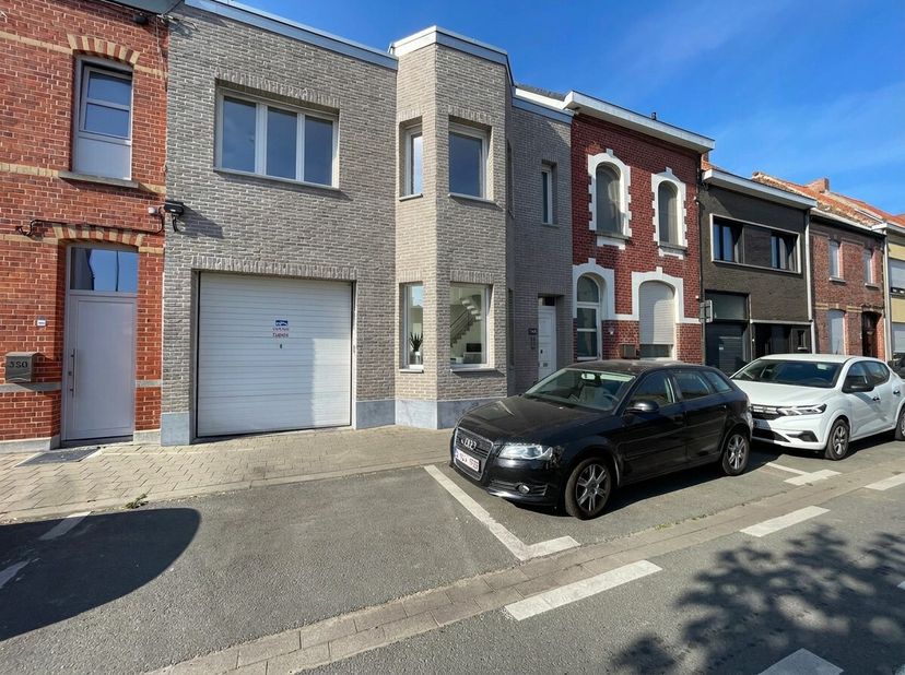 Instapkaart woning met 4 slaapkamers in KortrijkIn Kortrijk bevind zich een instapklare woning met 4 slaapkamer, bureau ruimte en een grote polyvalent