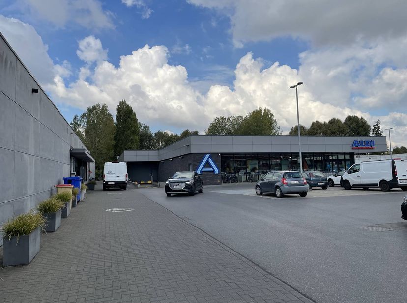 Bent u ook op zoek naar een investeringspand met goede rendementen en stabiele huurders?<br />
<br />
Dit handelspand is gelegen in Kruibeke op een su
