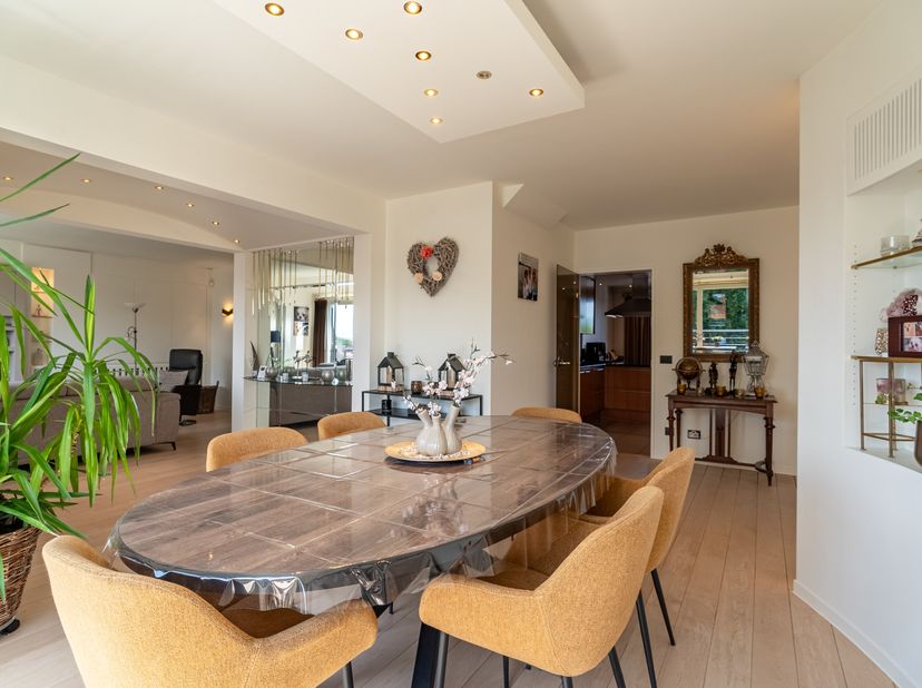 Luxueus duplexappartement met 3 slaapkamers, 2 badkamers, 3 terrassen en ruime leefruimte op toplocatie!<br />
<br />
INDELING:<br />
<br />
Gelijkvlo