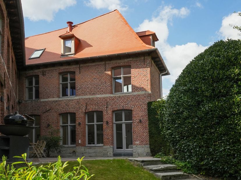 Le rez-de-chaussée se compose d’un vaste hall distribuant d’un côté un salon/séjour de 60m², et de l’autre une cuisine complètement équipée de 45m² av