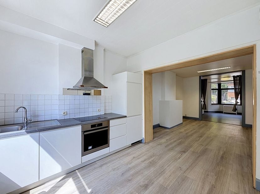 Appartement op de begane grond van een herenhuis, in de wijk rond het station van Ciney, vlakbij alle voorzieningen: station, openbaar vervoer, winkel