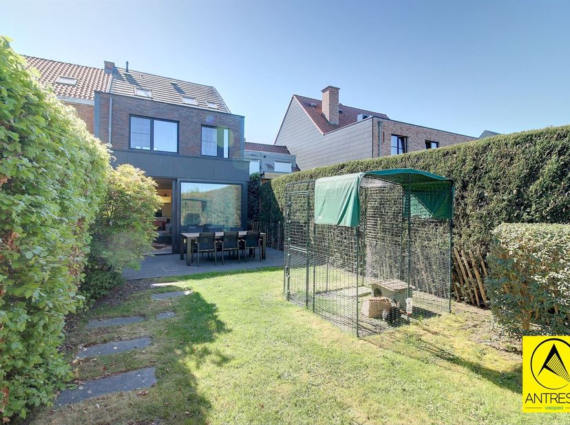 Kontich Kazerne! Ideaal rustig gelegen zeer energiezuinige (EPC 29kWh/m²!) gezinswoning met 4 slaapkamers, 2 badkamers en gezellige tuin!<br />
Mogel