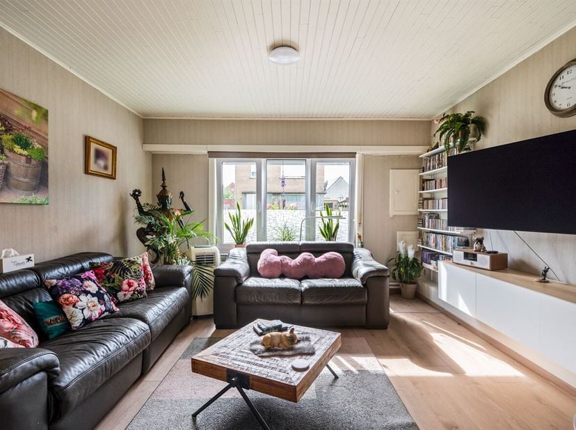 Située dans un quartier calme, au 10 Rooiestraat à Bevel, cette charmante maison de plain-pied est idéale pour ceux qui recherchent un logement chaleu