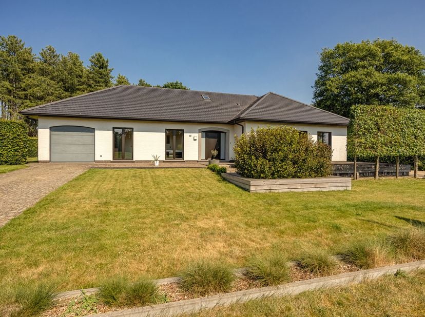 Instapklare, ruime woning op 3.525 m² met o.a. 3 slaapkamers (meerdere mogelijk), inpandige garage, praktisch bijgebouw, zwembad en uitgestrekt zicht