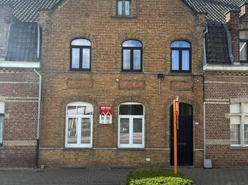 À louer : maison fermée à Loker, Flandre-Occidentale, située Dikkebusstraat, proche des transports en commun. Cette maison familiale offre une disposi
