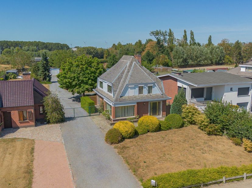 RUIME EN GRONDIG OP TE FRISSEN OPEN BEBOUWING 189M² MET 3 SLAAPKAMERS, GARAGES EN GROTE WEST-GEORIËNTEERDE TUIN OP 19A53CA.<br />
 Landelijke ligging