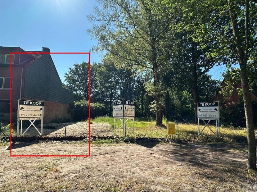 Droomt u ervan uw eigen woning te bouwen in het groene Brasschaat? Op deze bouwgrond van 420 m² in de Hoge Kaart krijgt u de kans om een thuis te creë
