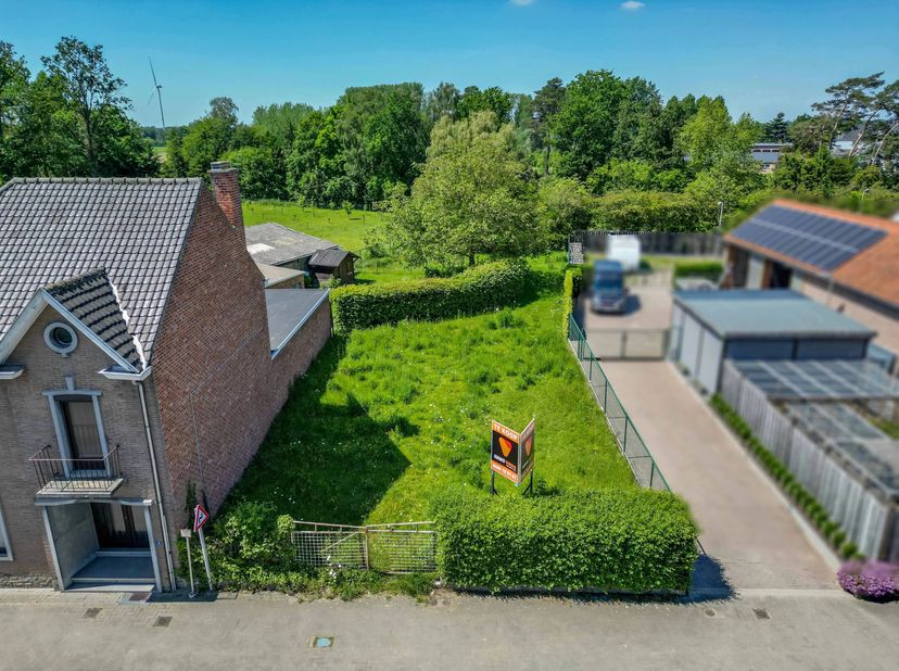 Deze bouwgrond voor halfopen bebouwing is rustig gelegen aan de Kleistraat 7 in Beverst, deelgemeente van Bilzen.<br />
Het perceel heeft een oppervla