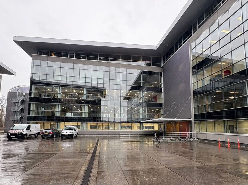 Kantoor 1.008m² op het 1ste verdiep te huur in het Axxes Business Park, de kantoren zijn verdeeld over 7 gebouwen en een business center. De site is s