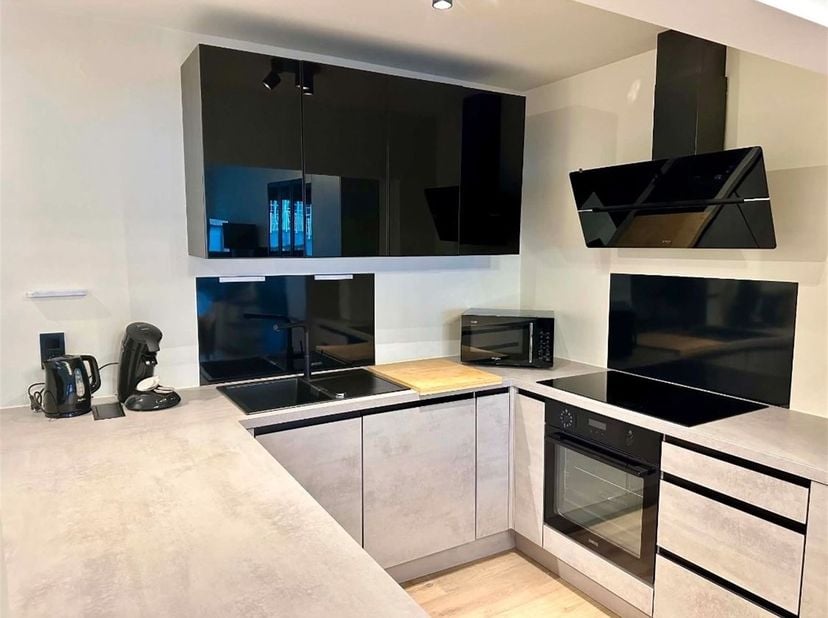 Dit charmant &amp; lichtrijke appartement is gelegen op een uitstekende locatie in Knokke, op slechts anderhalve straat van de dijk,  de zee en zijstraat