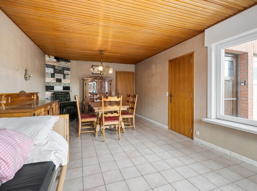 À vendre : maison mitoyenne étonnamment spacieuse au centre dOoigem, avec garage et studio séparé. Construite en 1968, cette propriété offre de grands