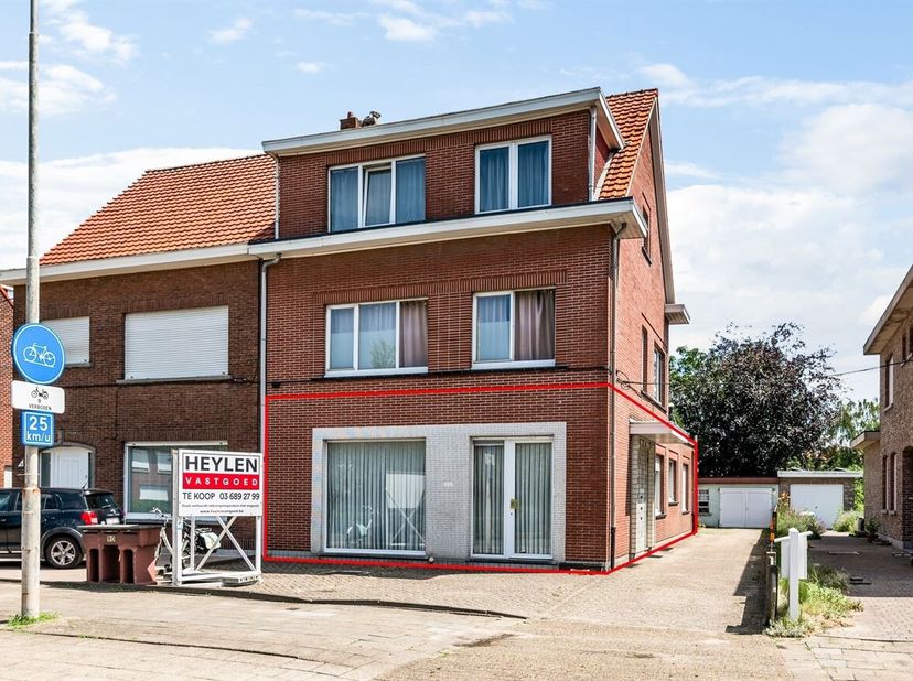 Immeuble de rapport à rénover, avec des fondations solides<br />
Situation : au coeur de Schoonbroek, à proximité de l'autoroute, centre d'Ekeren acce