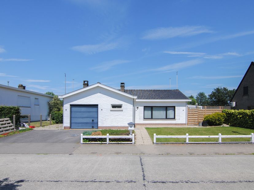 Deze degelijke, vrijstaande woning is rustig gelegen in Erkegem, op een boogscheut van het centrum van Oostkamp en met een vlotte verbinding naar de t