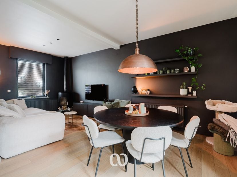 Ben jij op zoek naar een mooi afgewerkte woning met een gezellige tuin en een praktisch bijgebouw in het centrum van Kruishoutem? Gevonden!<br />
<br