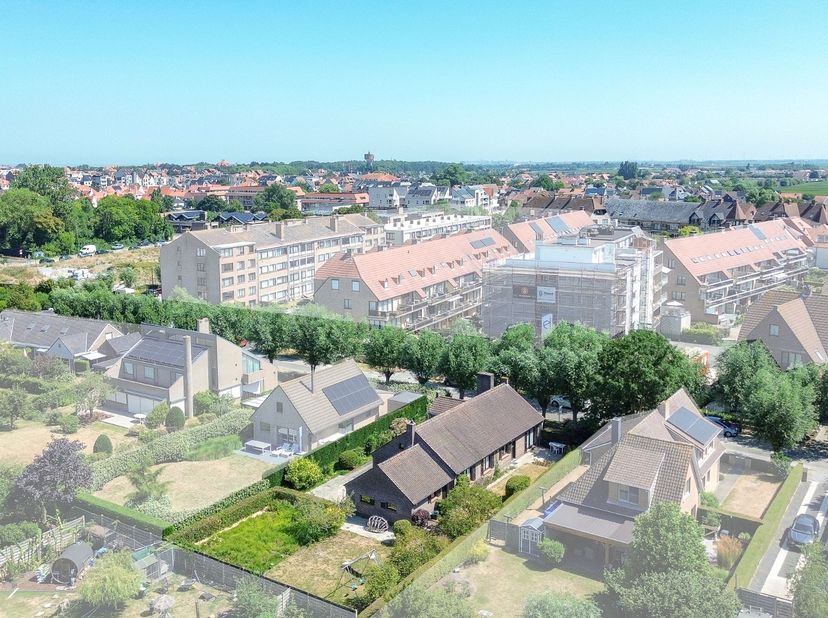 Gelegen in de gegeerde villawijk Noordhoek in De Haan bevindt zich deze vrijstaande villa op een mooi perceel van 765 m². Met een bewoonbare oppervlak