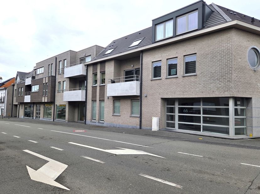 In de verzorgde residentie “Lombok” te Liedekerke vindt u dit uitstekend onderhouden en lichtrijke appartement, gelegen op de 2de verdieping.<br />
He