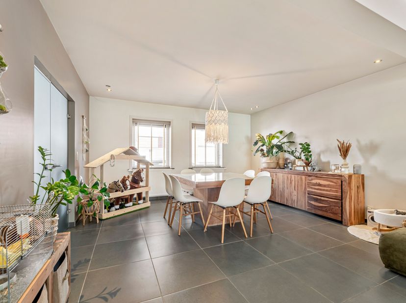 Prachtig afgewerkte, energiezuinige woning te koop in Wevelgem<br />
Je betreedt de woning via de inkomhal met gastentoilet. Vervolgens kom je in de z