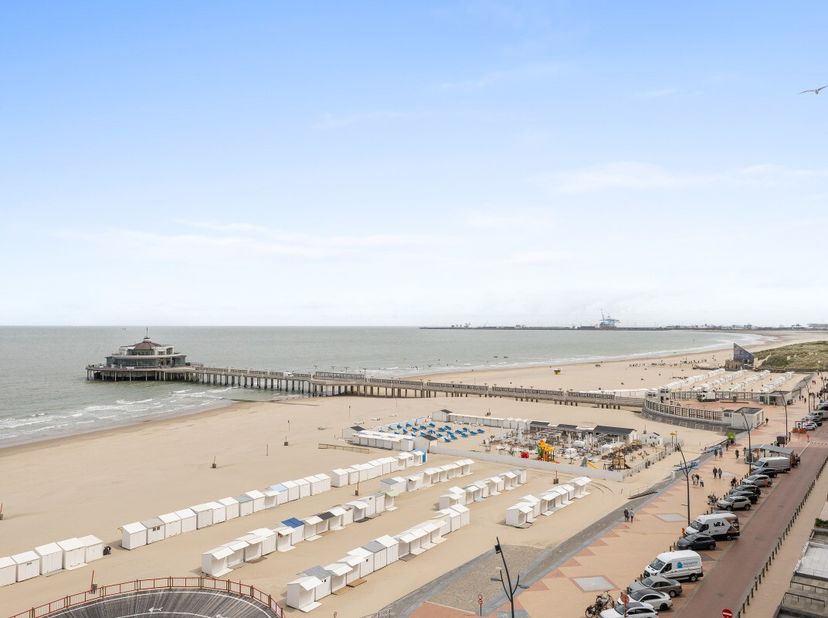 Blankenberge: Instapklaar appartement met zeezicht, 3 slaapkamers en terras te koop! Op de 8e verdieping van residentie "Romantica", gelegen op de Zee