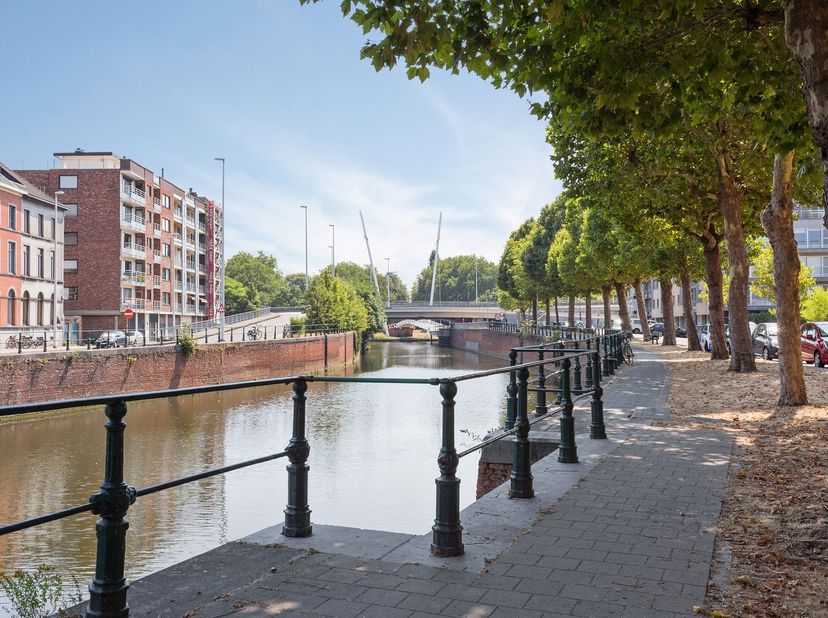 Aan de waterkant van de Ferdinand Lousbergskaai, in de Gentse wijk Visserij, bevindt zich deze uitzonderlijke loft met een bewoonbare oppervlakte van