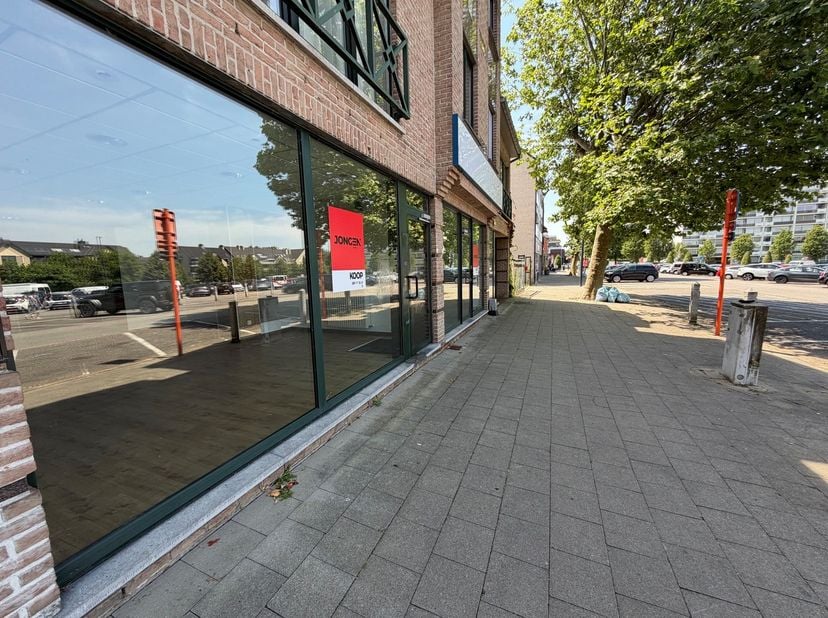 Goed gelegen handelspand te koop in Lanaken-centrum,<br />
aan het Molenweideplein.<br />
<br />
Het pand is VRIJ VAN GEBRUIK<br />
<br />
Gunstig EPC
