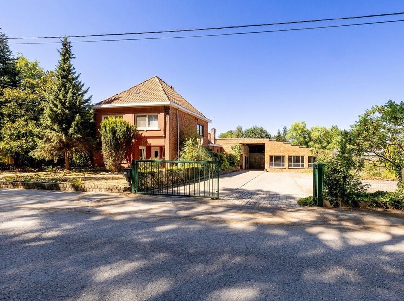 Te renoveren handelshuis met 3 slaapkamers, bijgebouwen en ruim perceel van 4.337 m² in Aarschot. <br />
Dit ruime pand is gelegen aan de Mechelbaan