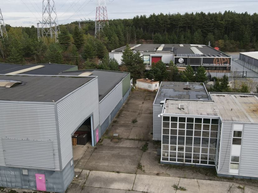 Op een vlot bereikbare KMO-locatie in Zutendaal bieden wij nieuw gerenoveerde bedrijfsunits aan die volledig op maat kunnen worden ingericht.<br />
Be