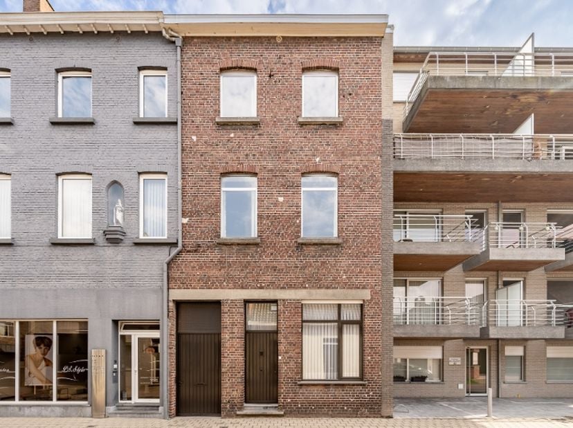 Bent u op zoek naar een woning met veel ruimte die u volledig naar eigen smaak kan renoveren? Dan is deze eigendom zeker een bezoek waard.<br />
Dankz