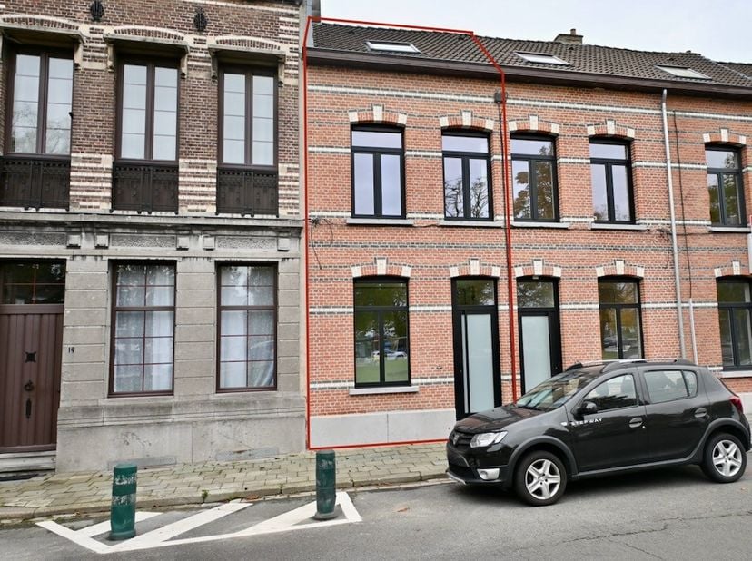 Volledig gerenoveerde woning met karakter !&amp;nbsp;<br />
<br />
Indeling : Inkomhal , berging / fietsenstalling , woonkamer , keuken , apart toilet .<b