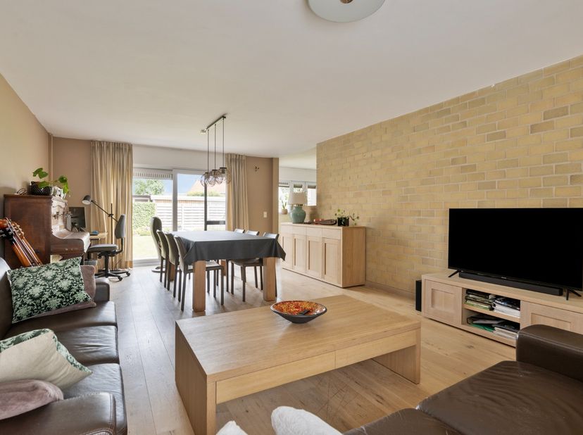 Ruime gezinswoning met inpandige garage en tuin, gelegen in rustige verkaveling.<br />
De woning werd doorheen de jaren reeds gerenoveerd met een nieu