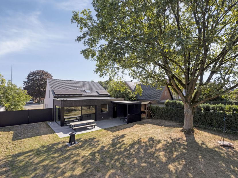 Aan de Leuvensesteenweg in Muizen, op de grens van Mechelen, vind je deze ruime villa die meteen een warm en huiselijk gevoel oproept. Het is een pand