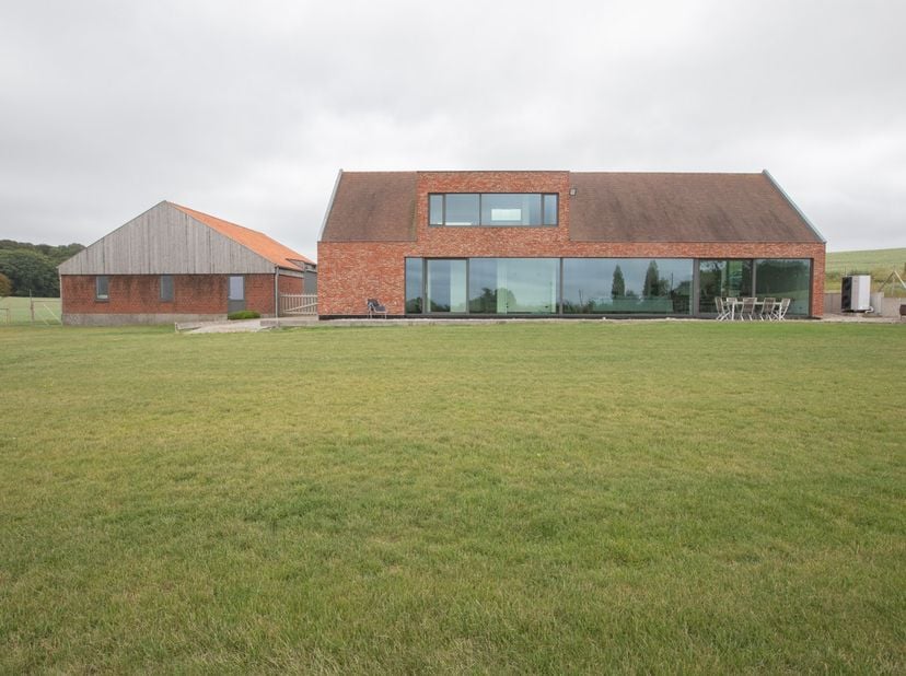 MAISON UNIQUE -<br />
Maison (en partie à finir) avec dépendance, située à la campagne en dehors du centre du village de Watou (Poperinge), au 35A Tra